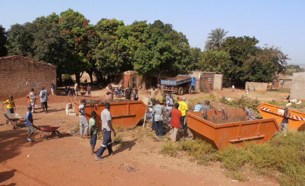 Alle Bewohner machen mit bei der Aktion „Sauberes Kati“, hier zu sehen im Stadtteil Samakébougou.